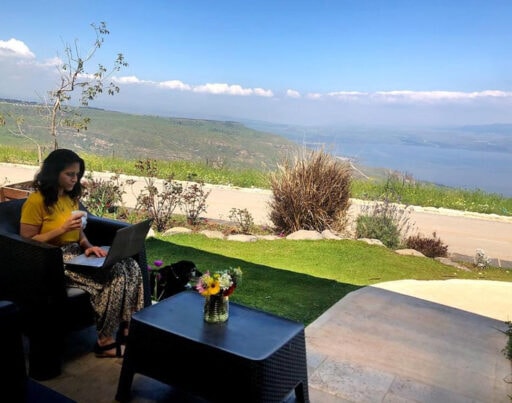 ברושקה מארחת עצמאיות - אורית סבן משרד הפרסום OK - עובדת בנוף הכי יפה בארץ כפר חרוב דרום רמת הגולן