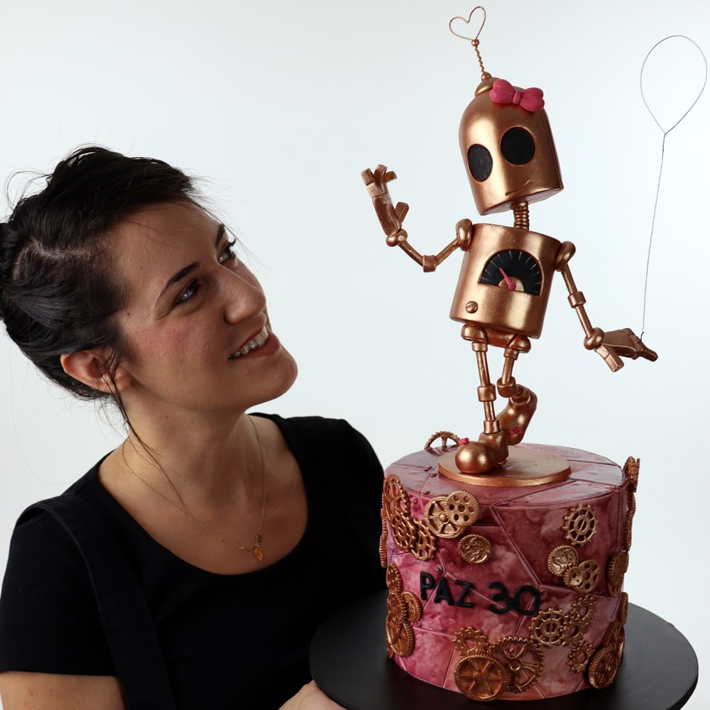 קארין עמנואל מפסלת עוגות מבצק סוכר עם עוגת יומולדת של רובוט מוזהב