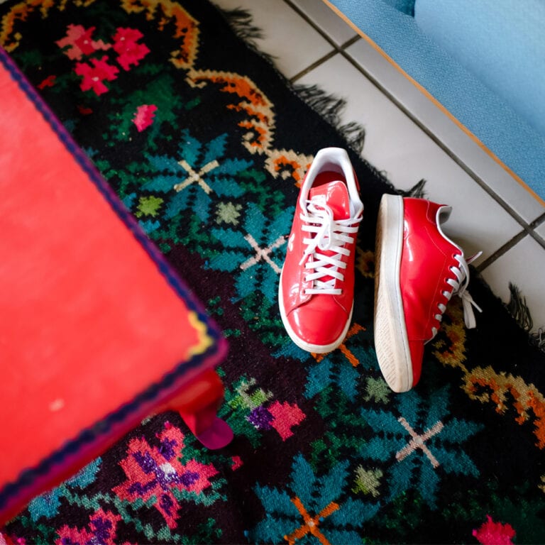 שירה אהרוני מטפלת באמנות - ברושקה - צילום איילת לנדאו - נעליים אדומות